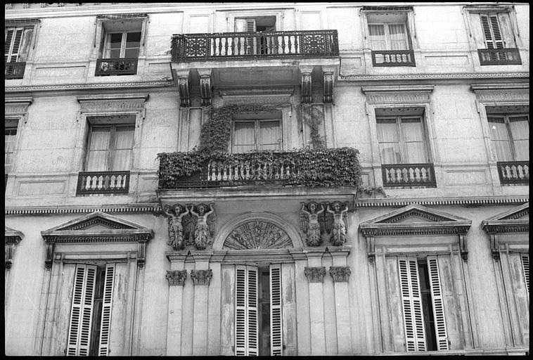 Façade ornée de deux paires d'atlantes ailés en gaine avec bras