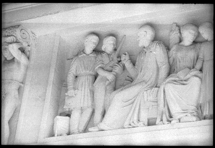Haut-relief sculpté : scène allégorique