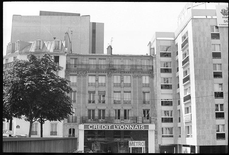 Façade ornée de deux cariatides en gaine avec bras
