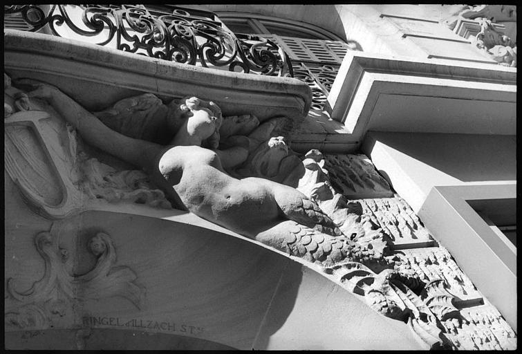 Porche flanqué de deux cariatides à queue de sirène : cariatide de droite vue en contreplongée