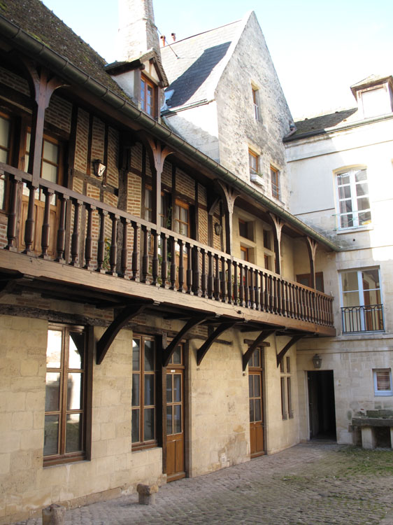 Façade sur rue avec balcon