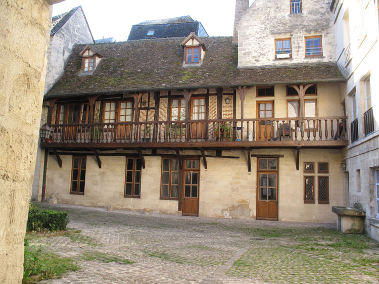 Façade sur rue avec balcon