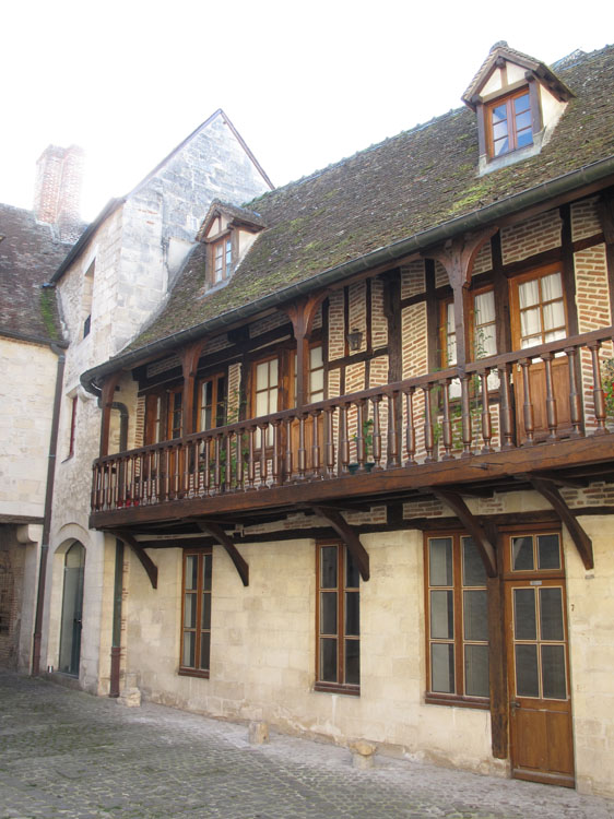 Façade sur rue avec balcon