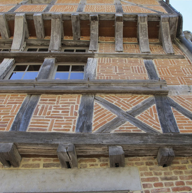 Encorbellement de façade vu du dessous