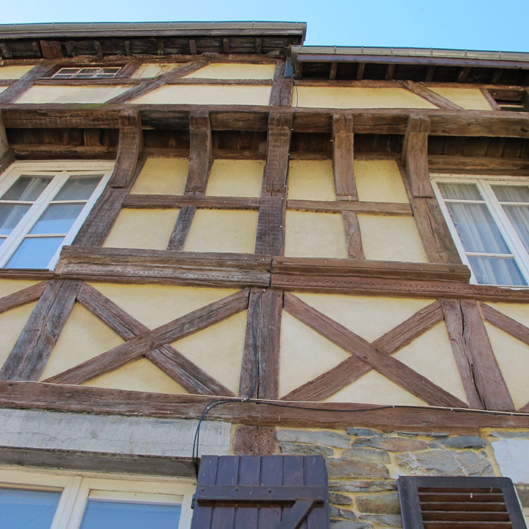 Vue rapprochée de l'élévation à mur gouttereau