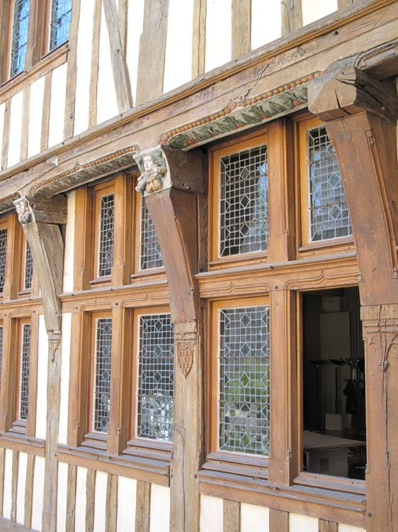 Façade à pans de bois : détail des panneaux de vitres sertis au plomb