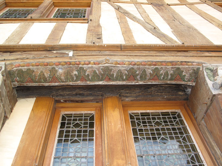 Façade à pans de bois : ornement peint de fenêtre