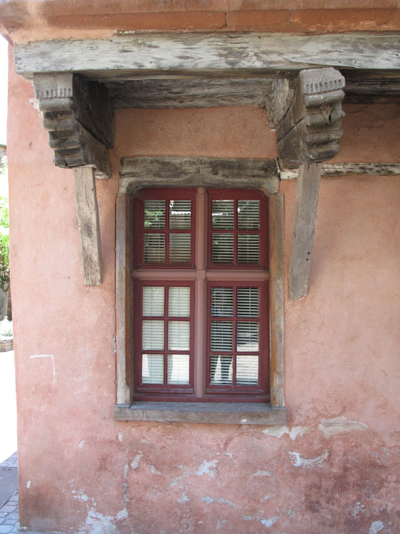 Façade : détail d'une fenêtre ; pan de bois