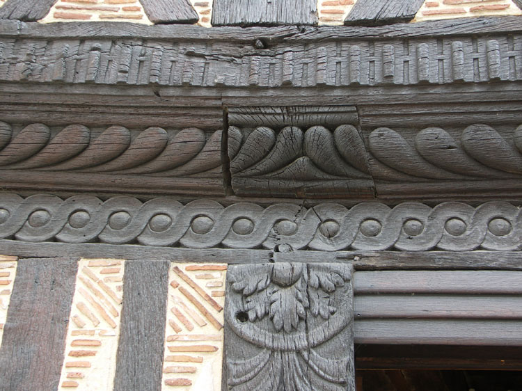 Façade : détail de l'ornementation ; pan de bois