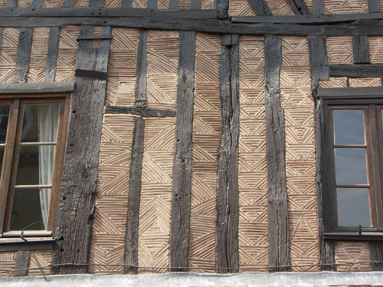 Détail du mur de façade ; pan de bois et hourdis en brique