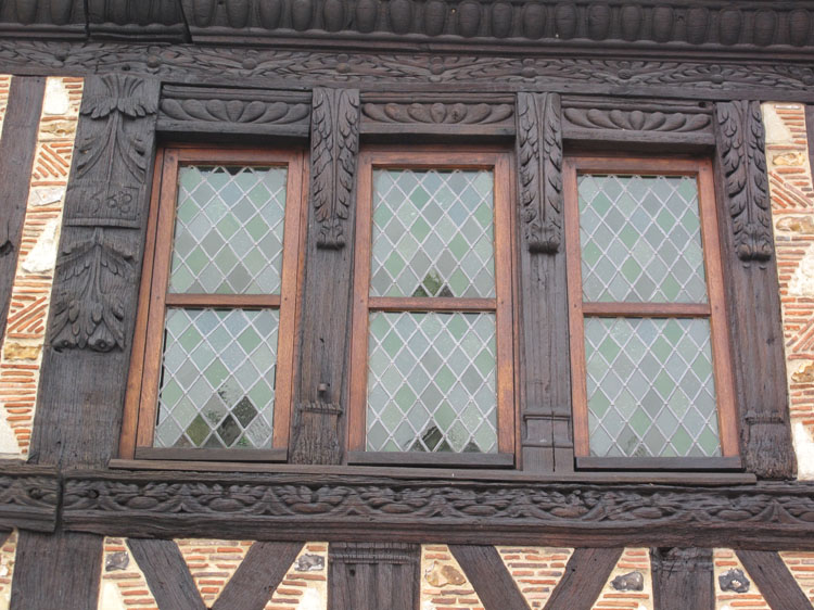 Façade : détail de fenêtre ; pan de bois