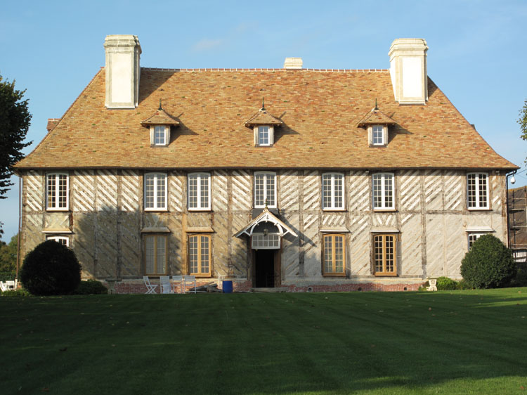 Façade du logis à pans de bois sur le parc