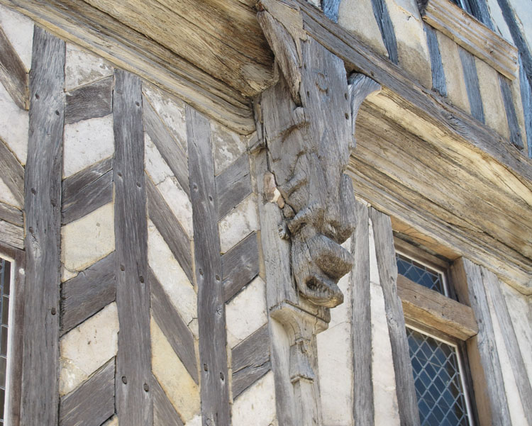 Détail de l'encorbellement de la façade sur rue