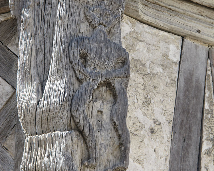 Détail d'un des poteaux corniers décorés