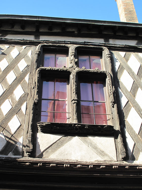 Façade : détail d'une baie du premier étage