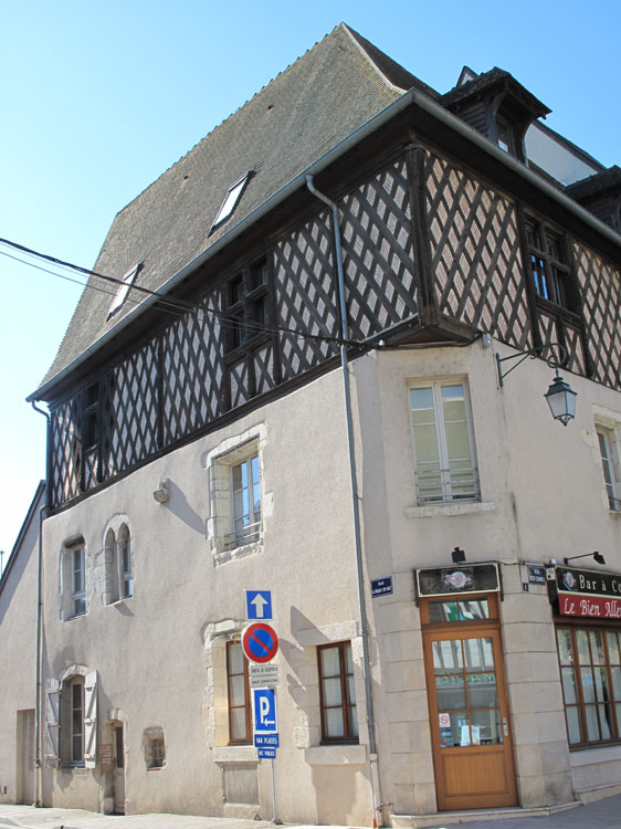 Vue générale de l'angle, deuxième étage carré à pans de bois