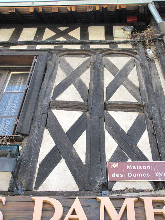 Détail du panneautage en croix de Saint-André