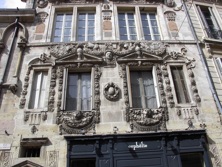 Façade : détail des fenêtres