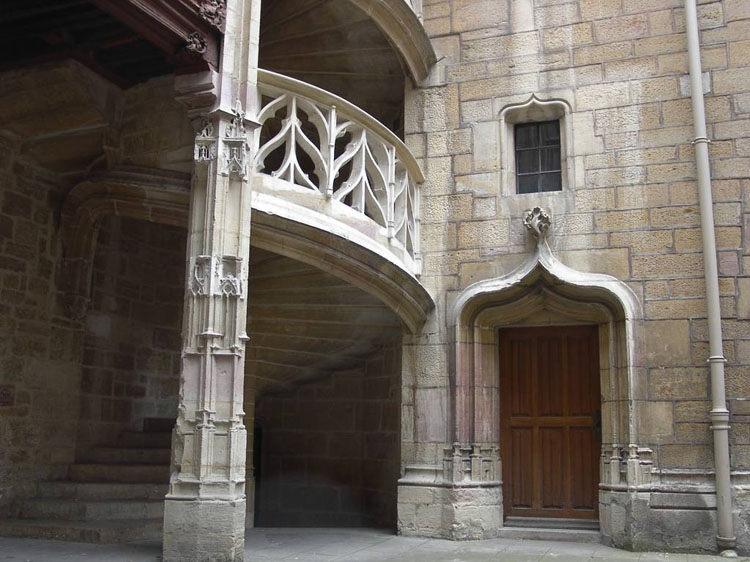 Cour intérieure : départ de l'escalier à claire-voie