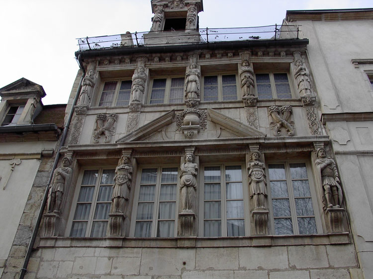 Façade : détail ornemental sculpté