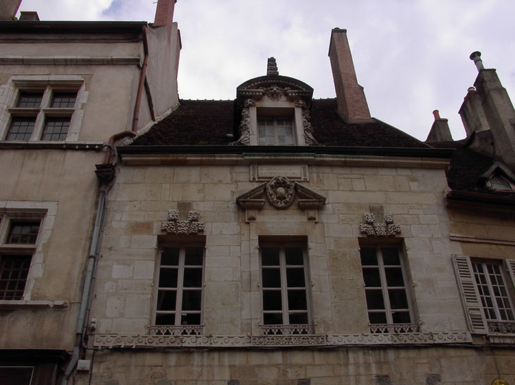 Façade sur rue, partie haute