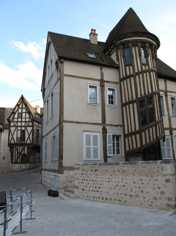 Façade sur cour avec tourelle d'escalier