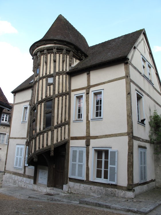 Façade sur cour avec tourelle d'escalier