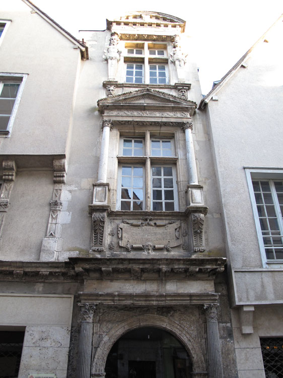 Façade avec fenêtre à frontons