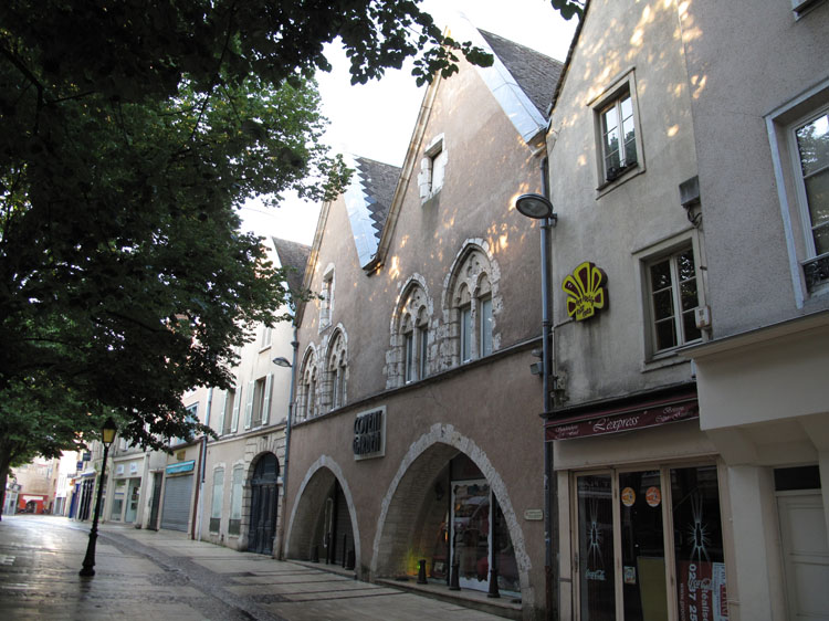 Façade sur la place