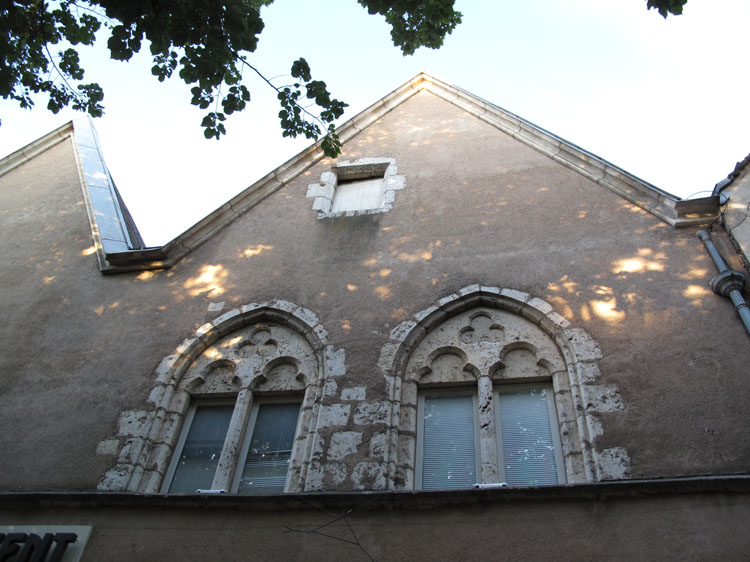 Façade sur la place : fenêtres géminées