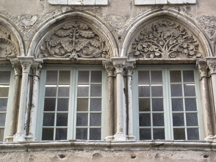 Façade sur rue : fenêtres