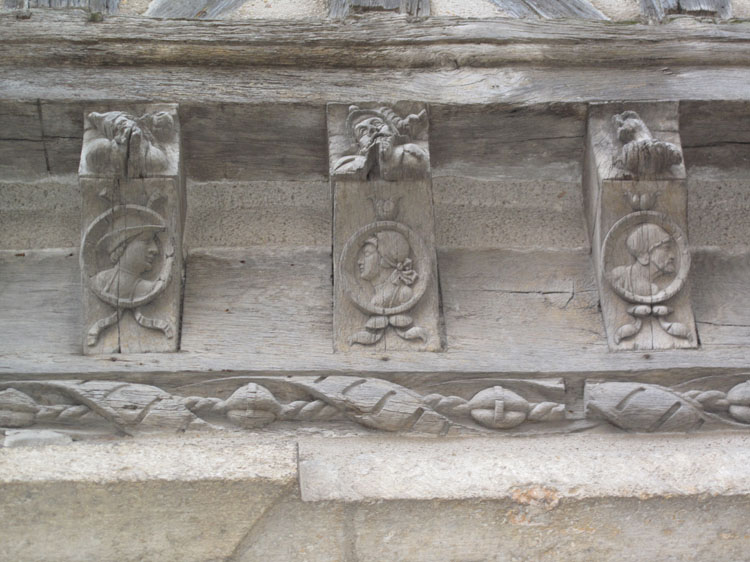 Façade sur rue : détail orné de l'encorbellement