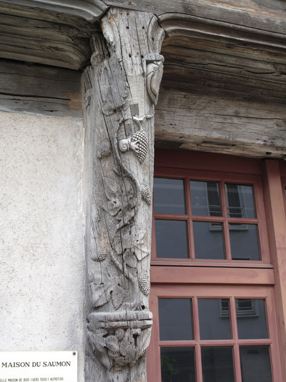 Un des poteaux sculptés de la façade