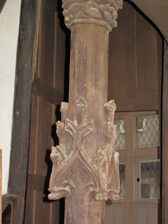 Intérieur : poteau d'escalier sculpté