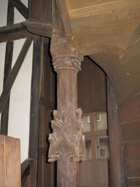 Intérieur : poteau d'escalier sculpté