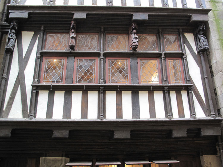Façade à encorbellement ; menuiseries de fenêtres