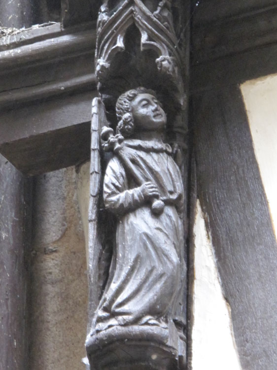 Façade : un des poteaux sculptés