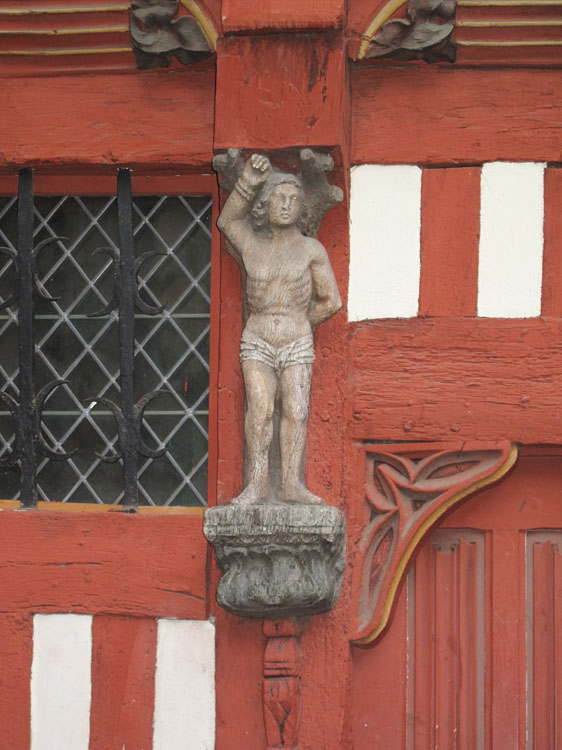 Façade sur rue : statue de saint Sébastien