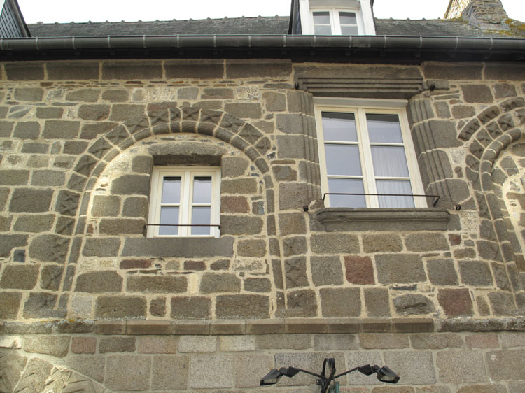 Façade sur rue : fenêtres