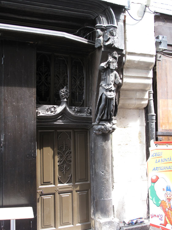 Porte avec figure sculptée