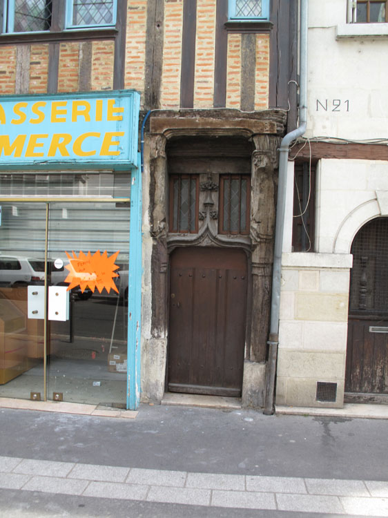 Façade sur rue : porte à accolade