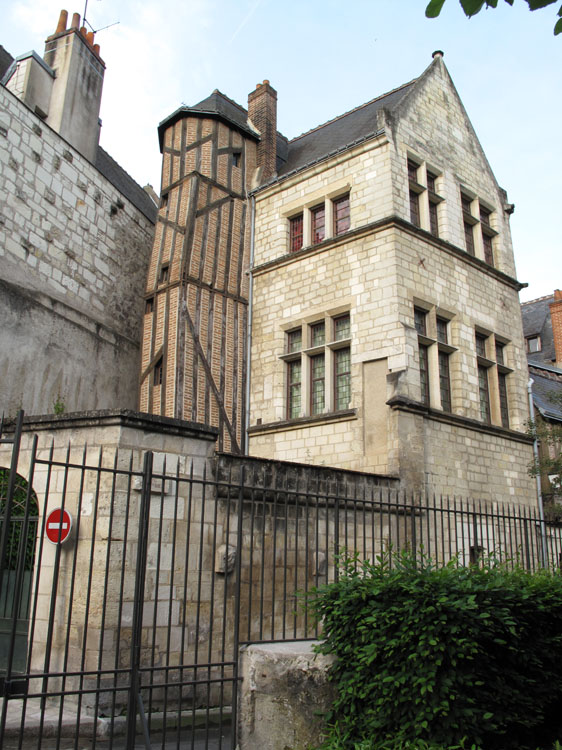 Vue d'ensemble, élévation en retour du logis avec escalier hors-œuvre à pans de bois