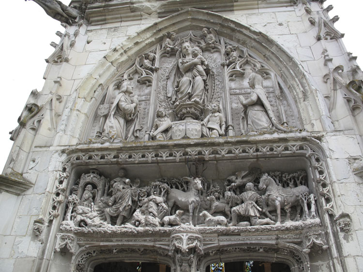 Chapelle Saint-Hubert : sculptures au-dessus de la porte