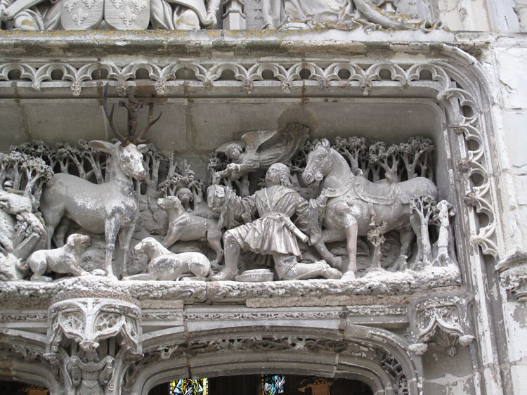 Chapelle Saint-Hubert : sculptures au-dessus de la porte (détail)