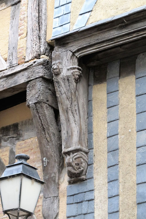 Façade sur rue : console sculptée en bois