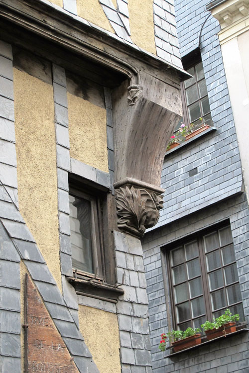 Façade sur rue : console sculptée en bois