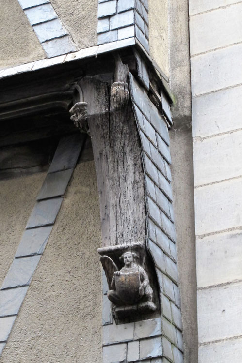 Façade sur rue : console sculptée en bois