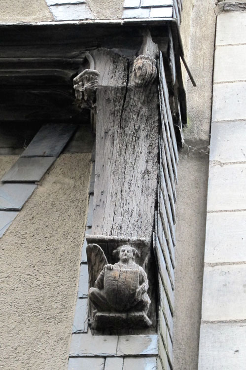 Façade sur rue : console sculptée en bois