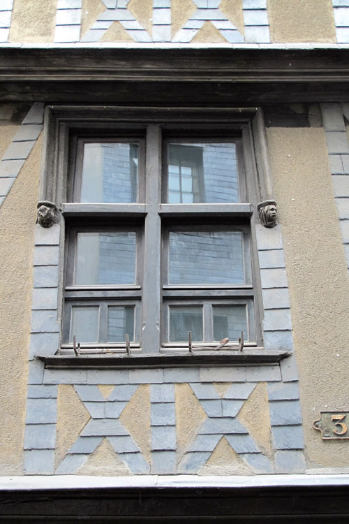 Façade sur rue : menuiserie de fenêtre à traverse et meneau