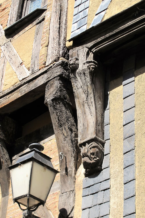 Façade sur rue : console sculptée en bois